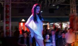 Tenue légère et transparente pour faire le show