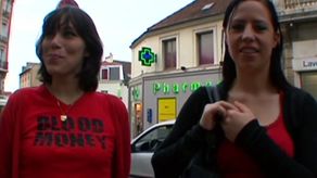 Salopes: 2 VRAIES soeurs acceptent de baiser main dans la main pour la 1ère fois | Part 3